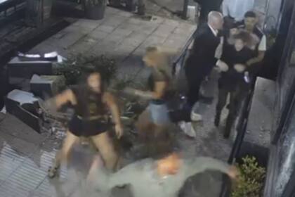 El ataque al frente del local quedó registrado en las cámaras de seguridad