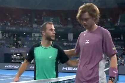 Luego de casi tres horas de partido, Rublev se impuso por 6-7 (6), 7-6 (4) y 6-1.