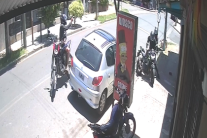 El ataque de los motochorros quedó filmado por una cámara de seguridad