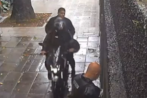 El ataque de los motochorros quedó grabado por una cámara de seguridad