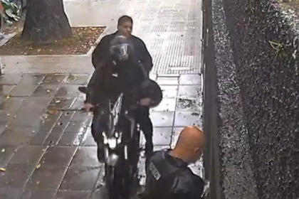 El ataque de los motochorros quedó grabado por una cámara de seguridad