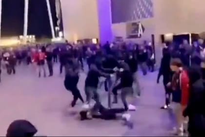 El ataque de los "ultras" de Olympique de Lyon contra un fanático de Marsella. Captura de video