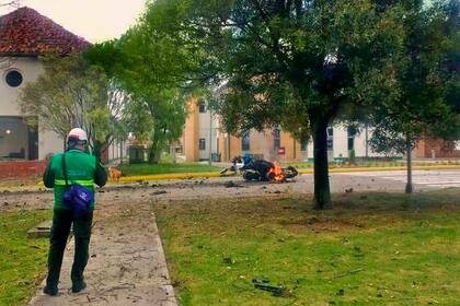 Los restos humeantes de la camioneta bomba tras el ataque de ayer contra una academia policial de Bogotá