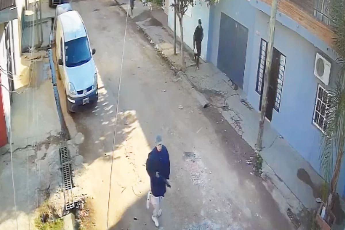 El ataque narco en el barrio Las Antenas concretado el domingo pasado con armas largas quedó grabado por una cámara de seguridad