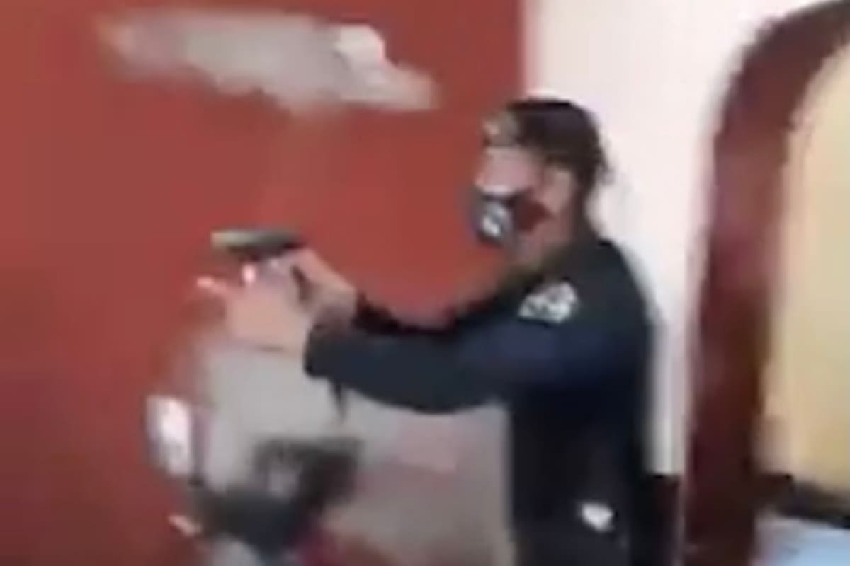 El ataque ocurrió en Cárdenas, al este de La Habana, y los videos difundidos muestran el momento en que los uniformados irrumpen en el domicilio, en donde había menores de edad