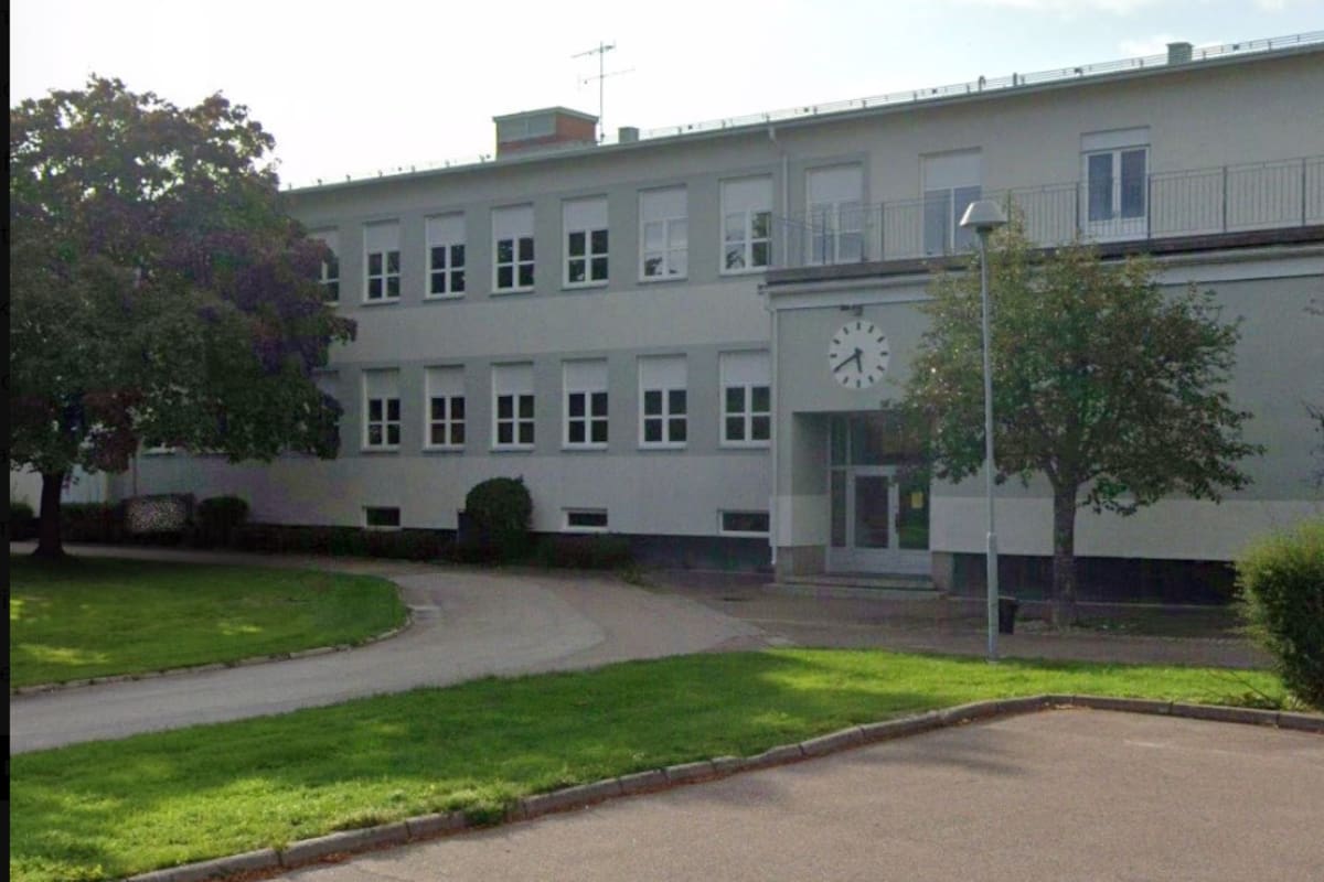El ataque ocurrió en la escuela Brinellskolan, situada en Fagersta, una localidad de la provincia de Västmanland, a unos 150 kilómetros al noroeste de Estocolmo