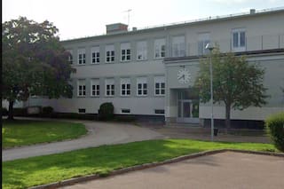 Un hombre irrumpió en una escuela y atacó a varias personas con una espada