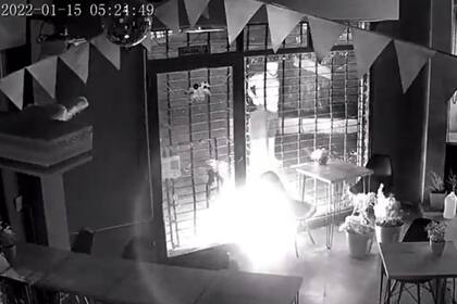 El ataque quedó registrado en las cámaras de seguridad del local