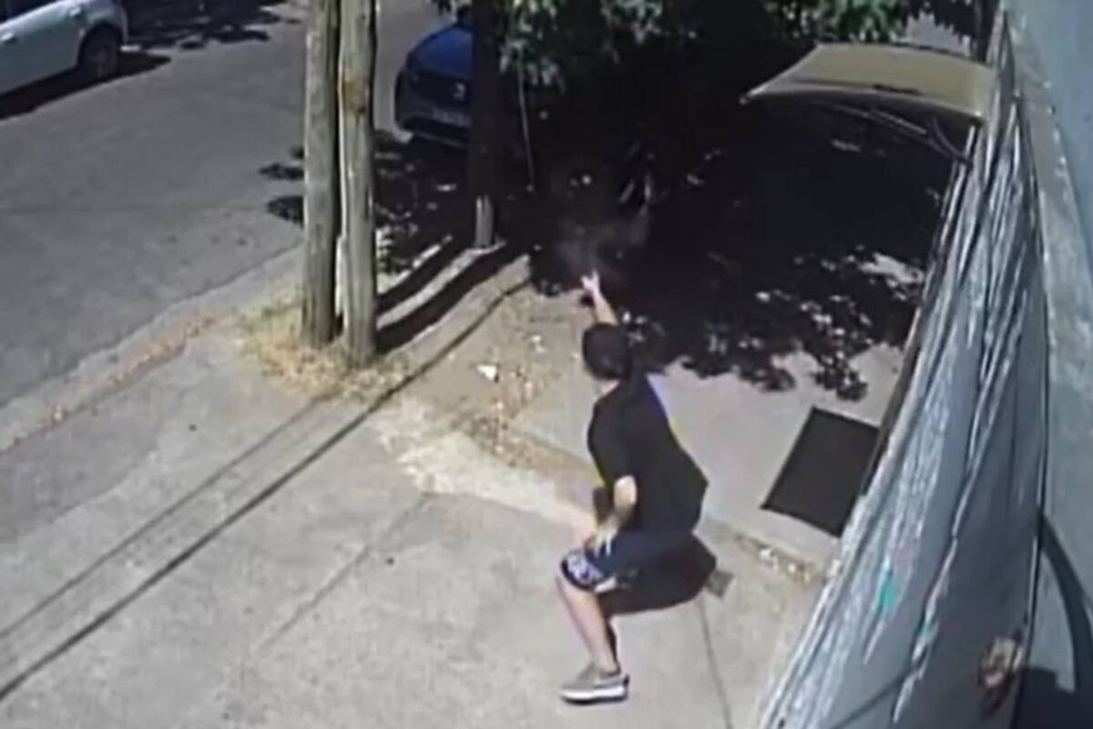 El ataque quedó registrado en una cámara de seguridad privada