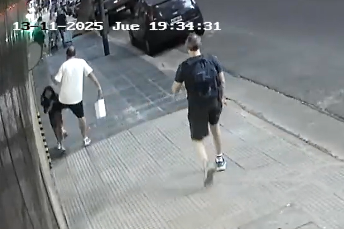 El ataque quedó registrado por una cámara de seguridad