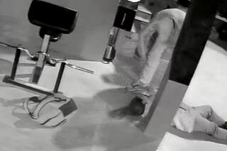 Se escondió en el gimnasio donde trabaja su pareja, la golpeó hasta romperle la mandíbula y dejarla inconsciente