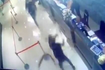 El ataque se produjo el lunes a la noche y las cámaras del lugar captaron la escena en la que un hombre arroja las cucarachas en el hall del restaurante