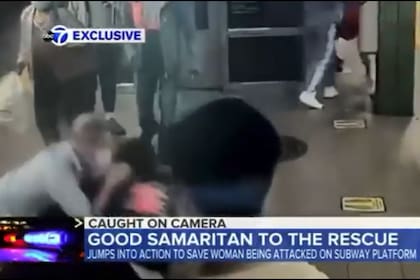 El ataque y la intervención heroica fueron filmados por las cámaras del subte neoyorquino.