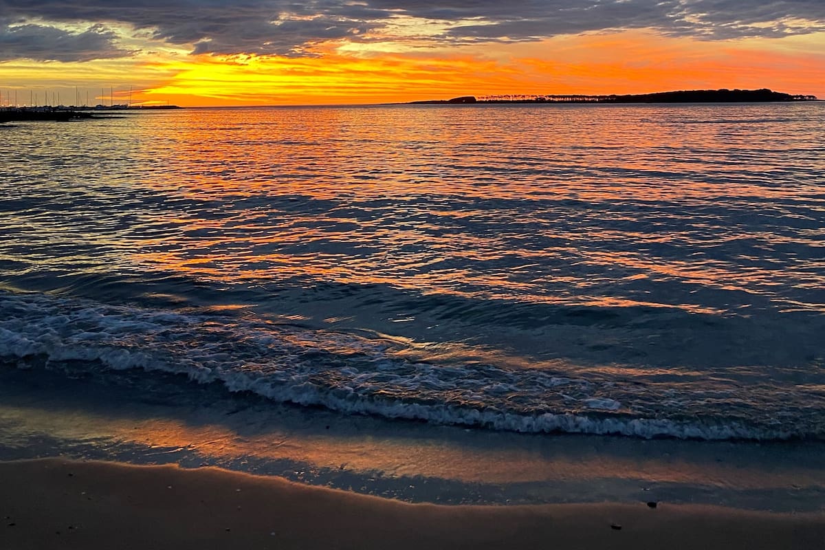 El atardecer, en la playa Mansa de Punta del Este