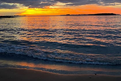 El atardecer, en la playa Mansa de Punta del Este
