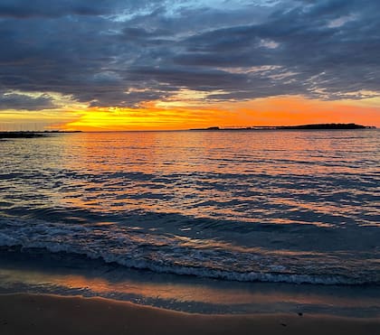 El atardecer, en la playa Mansa de Punta del Este