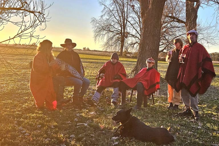El atardecer encontró a los familiares de Martín Miguel de Güemes en plena conversación y mate de por medio