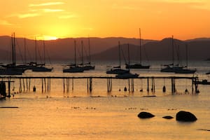 El atardecer es el momento álgido del día en Santo Antonio de Lisboa, Floripa; en la foto: los criaderos de ostras en el mar, que luego llegan a la mesa de los restaurantes