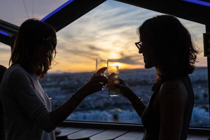 El atardecer es uno de los momentos más buscados por quienes suben a la torre
