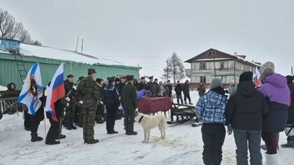 El ataúd de Akeev fue transportado en trineos de madera. Los asistentes a su funeral solo pudieron llegar al cementerio en moto de nieve.