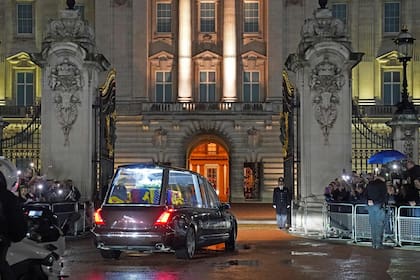 El ataúd de la reina Isabel II llega al Royal Hearse en el Palacio de Buckingham en Londres