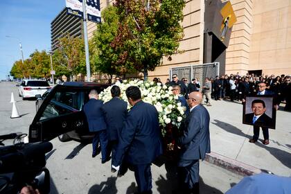El ataúd del ex pitcher de los Dodgers de Los Ángeles Fernando Valenzuela es trasladado al cementerio tras el funeral público en la catedral de Nuestra Señora de Los Ángeles, el miércoles 6 de noviembre de 2024. (AP Foto/Damian Dovarganes)