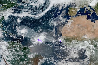 El Atlántico tropical concentra la atención de meteorólogos con múltiples sistemas en desarrollo, con la onda tropical AL92 que muestra un 90% de probabilidad de convertirse en la próxima tormenta nombrada
