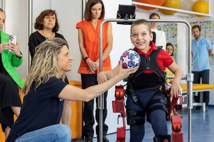 El Atlas 2030 es un exoesqueleto motorizado que permite caminar a los chicos con parálisis cerebral