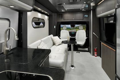 El Atlas Touring es una camioneta Mercedes Benz que cuenta con el diseño interior de la icónica compañía de casas rodantes Airstream