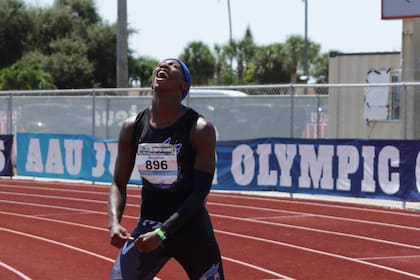 El atleta estadounidense Erriyon Knighton, de 17 años, no detiene su evolución en la pista