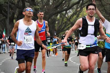 El atleta no vidente Walter Álvarez, junto a su guía: un ejemplo de solidaridad y enorme voluntad para superar las adversidades