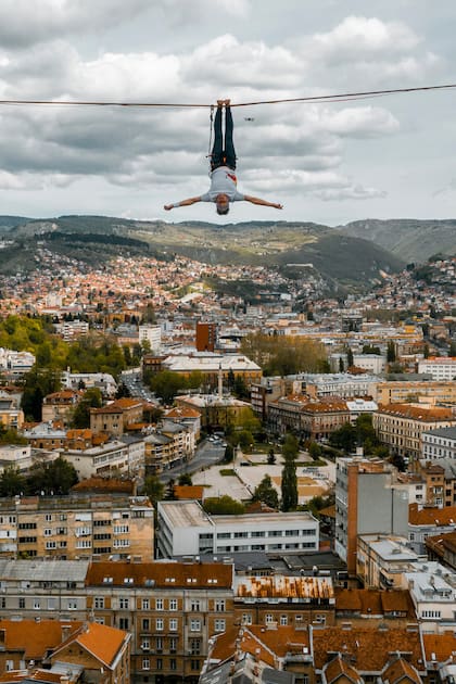 El atleta realiza una prueba a puro vértigo sobre la ciudad de Sarajevo