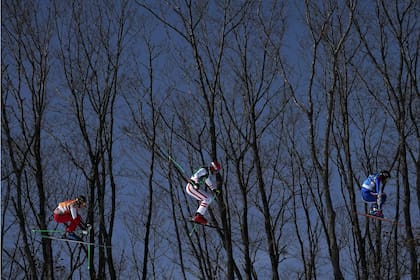El atleta ruso Semen Denshchikov, Robert Winkler, de Austria, y Arnaud Bovolenta, de Francia