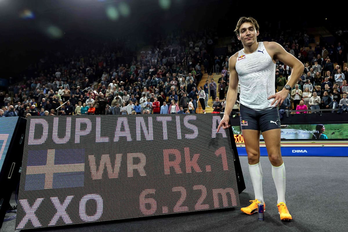 El atleta sueco Armand Duplantis posa con su nueva marca mundial, lograda en Francia