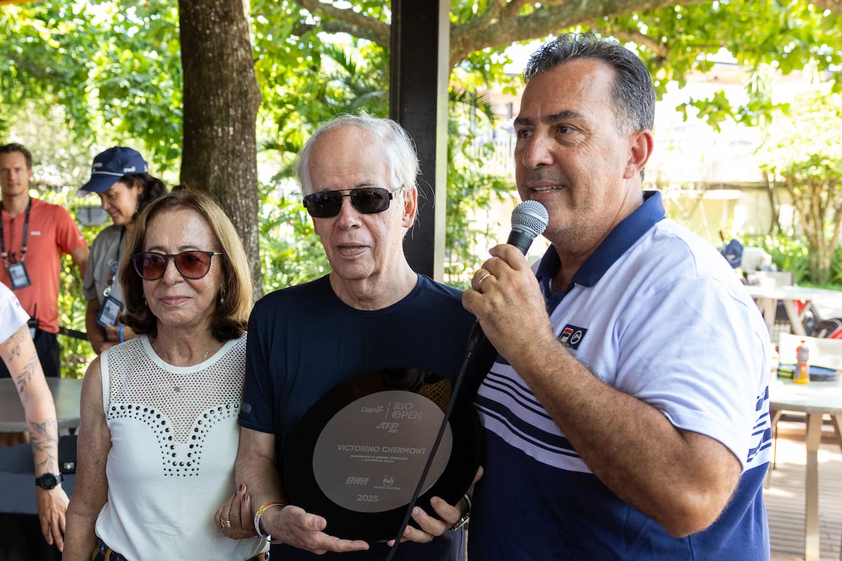 El ATP de Río homenajea al periodista Victorino Chermont, fallecido en la tragedia de Chapecoense, poniéndole su nombre al torneo de prensa: sus padres asisten anualmente para entregar el premio