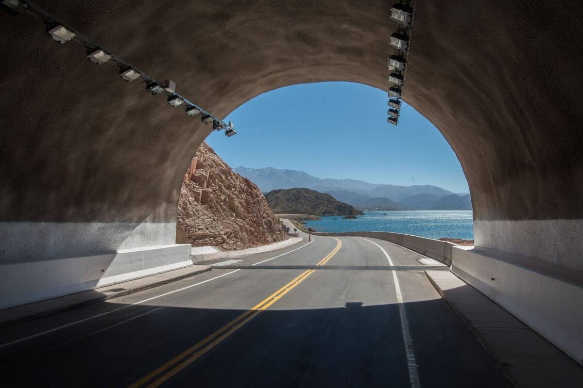 El atrapante túnel en medio de la montaña mendocina que invita a ingresar a un paisaje único: el dique Potrerillos; ahora se busca desarrollar el "perilago" con inversión privada