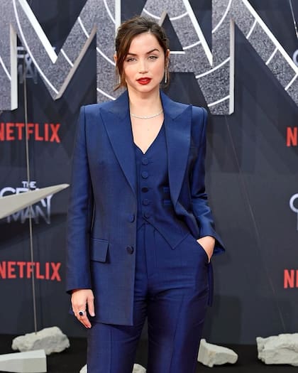 El atuendo de Ana de Armas fue acompañado con accesorios muy sencillos