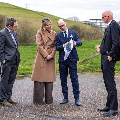 El atuendo invernal de Máxima que lució en su visita a un parque industrial