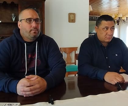 El auditor Martin Lochbaum y el concejal Juan Carlos Rueda, durante la conferencia de prensa en la residencia de los gobernadores