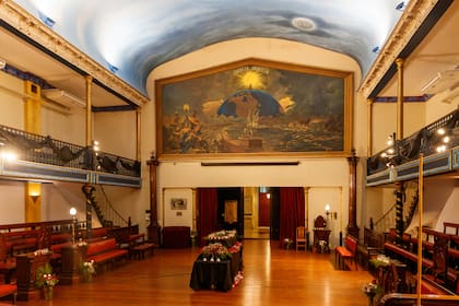 El auditorio principal, donde se organizan tenidas importantes o eventos puntuales. Las tenidas de todas las semanas suelen realizarse en auditorios iguale a este, aunque algo más pequeños.