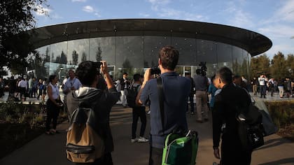 El auditorio Steve Jobs tiene capacidad para 1000 personas y tiene un techo de fibra de carbón