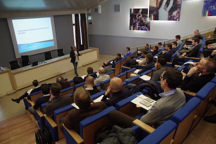 El aula magna de Coverciano, el emblemático complejo de la Federación italiana de fútbol; Burdisso, en la quinta fila, al centro, con la mano derecha en el mentón, atendiendo en clases