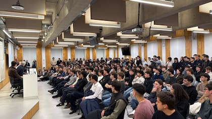 El aula SV303 de la UTDT durante la charla a puertas cerradas con Caputo