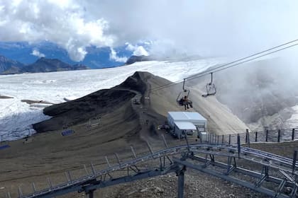 El aumento de la temperatura global está provocando la reducción de los glaciares de los Alpes suizos.