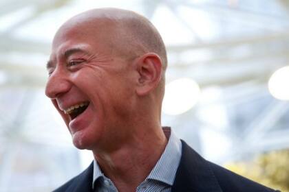 El aumento de las ventas online en 2020 benefició a Amazon, la empresa de Jeff Bezos.