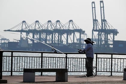 El aumento de sueldos en el gobierno llega en un momento de aumento de recortes en Singapur