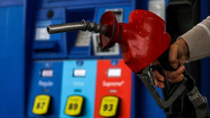 El aumento del precio del petróleo ya se nota en las estaciones de gasolina de San Diego