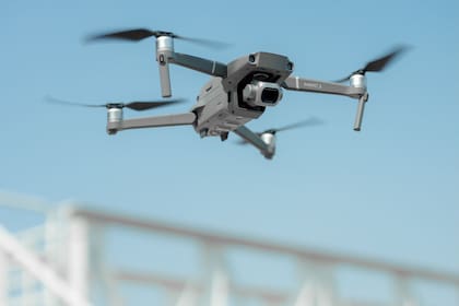 El aumento en la cantidad de dispositivos operando para diversos fines generó un incremento de las preocupaciones en torno a la privacidad de las personas y sus hogares. (Canva)