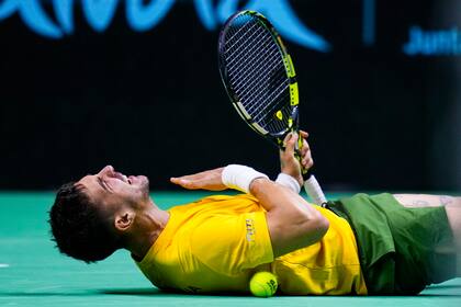 El australiano Athanasios Kokkinakis celebra tras derrotar al estadounidense Ben Shelton en los cuartos de final de la Copa Davis, el jueves 21 de noviembre de 2024, en Málaga, España. (AP Foto/Manu Fernández)