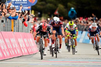 El australiano Caleb Ewan, izquierda, acelera para llevarse la séptima etapa del Giro de Italia, un tramo de Notaresco a Termoli, Italia, el viernes 14 de mayo de 2021. (Massimo Paolone/LaPresse vía AP)
